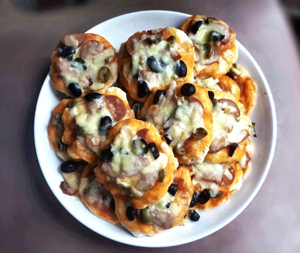 4 Ingredient Mini Pizza Recipe - Midwest Foodie