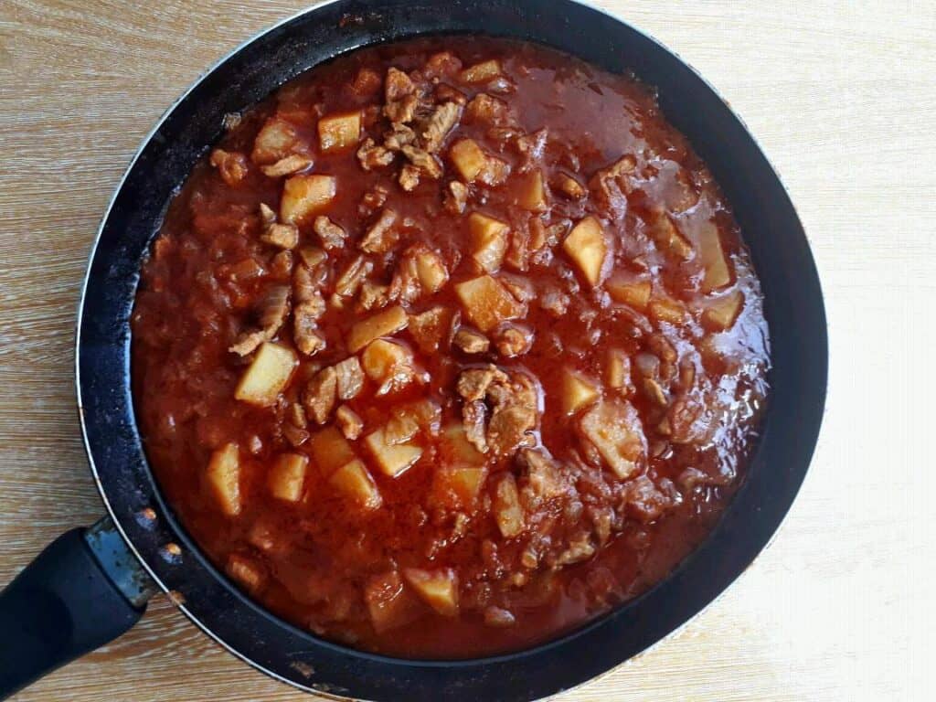 Galayet Bandora beef with tomato sauce and potatoes in a pan