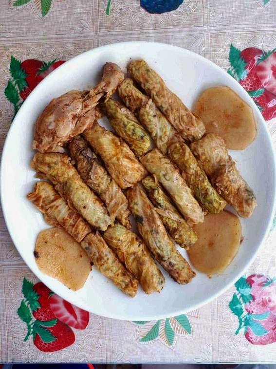 Malfouf Recipe serve with chicken drumstick and slices of potatoes